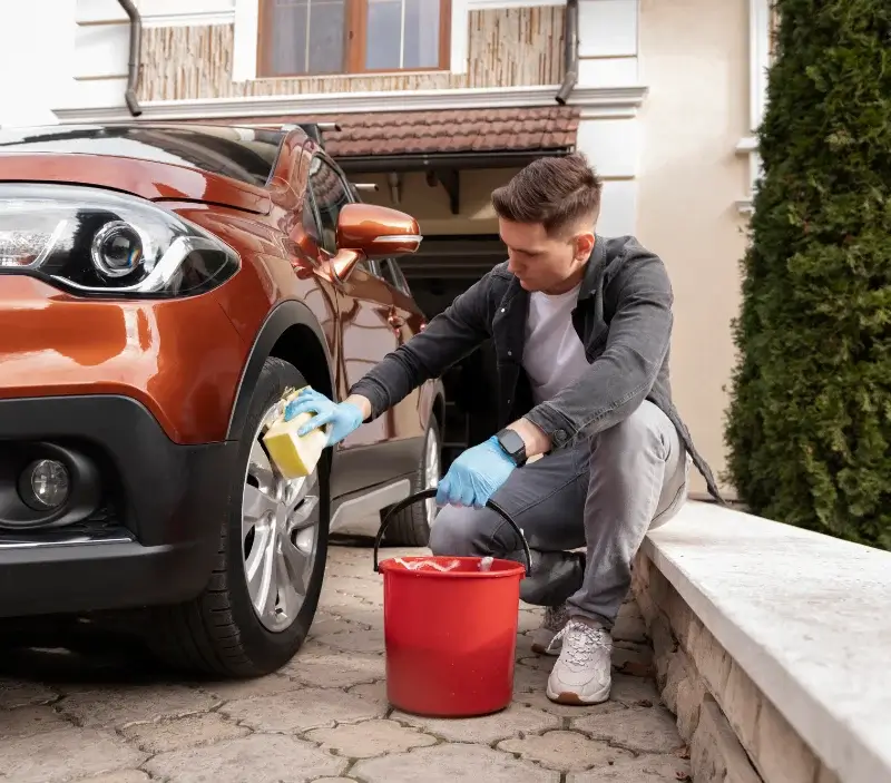 Lavage auto à domicile Conquereuil : professionnel intervenant sur un véhicule